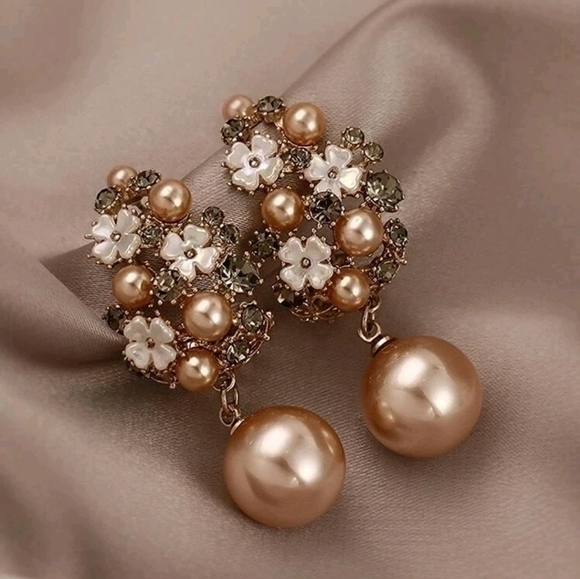 ANTHROPOLOGIE CRYSTAL PEARL DROP EARRINGS - Picture 4 of 5